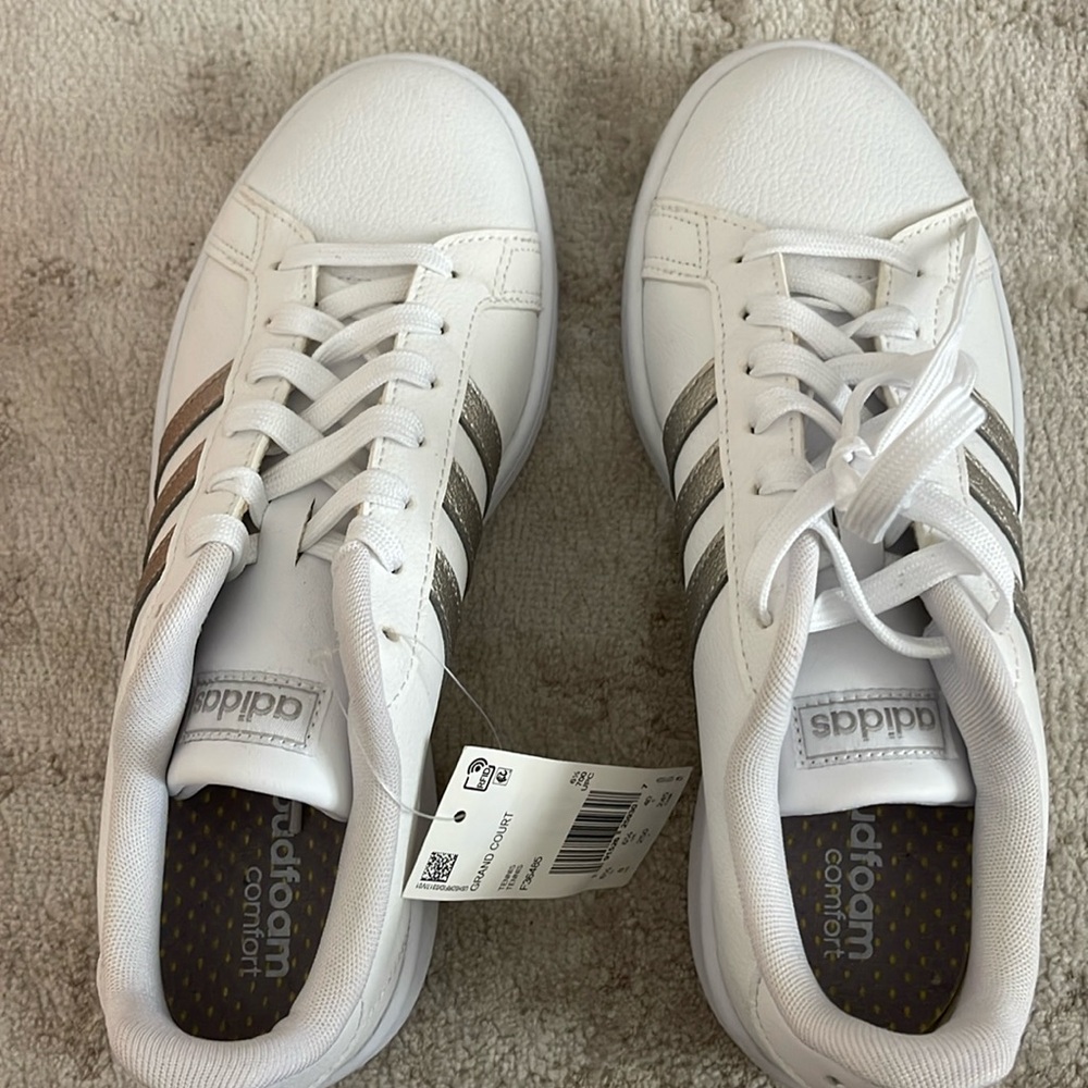 Adidas women’s sneakers NWT